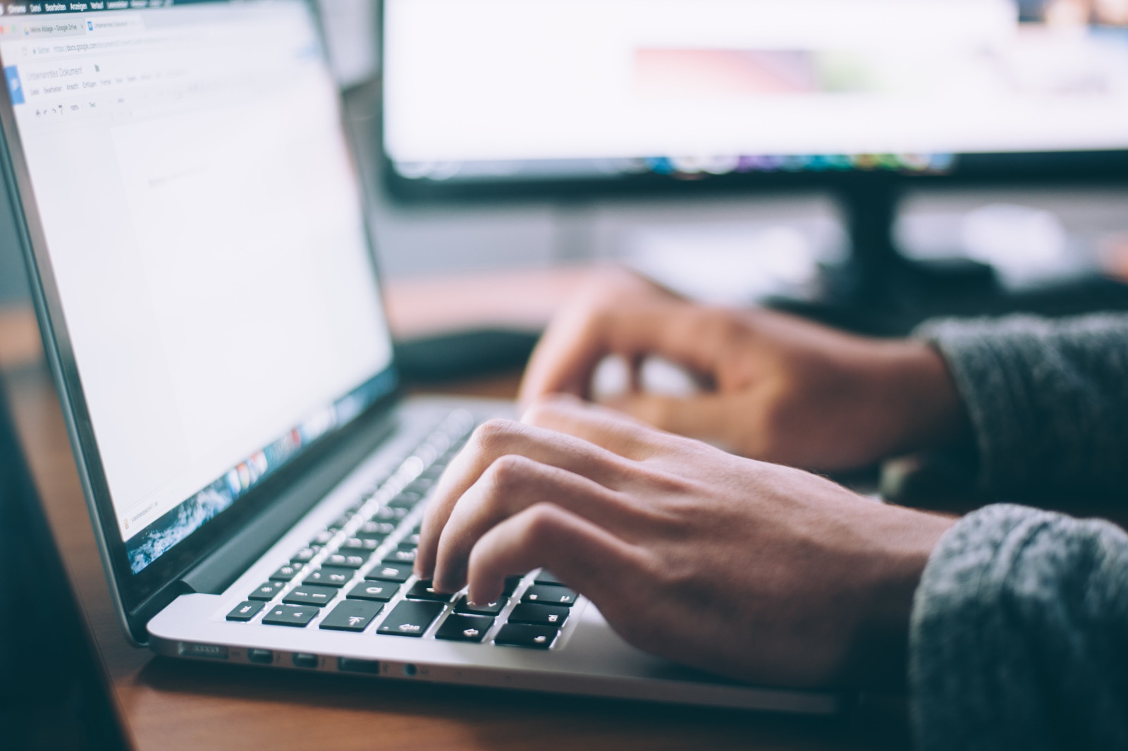 Erreurs de gestion courantes chez les indépendants illustrées par une analyse financière professionnelle.