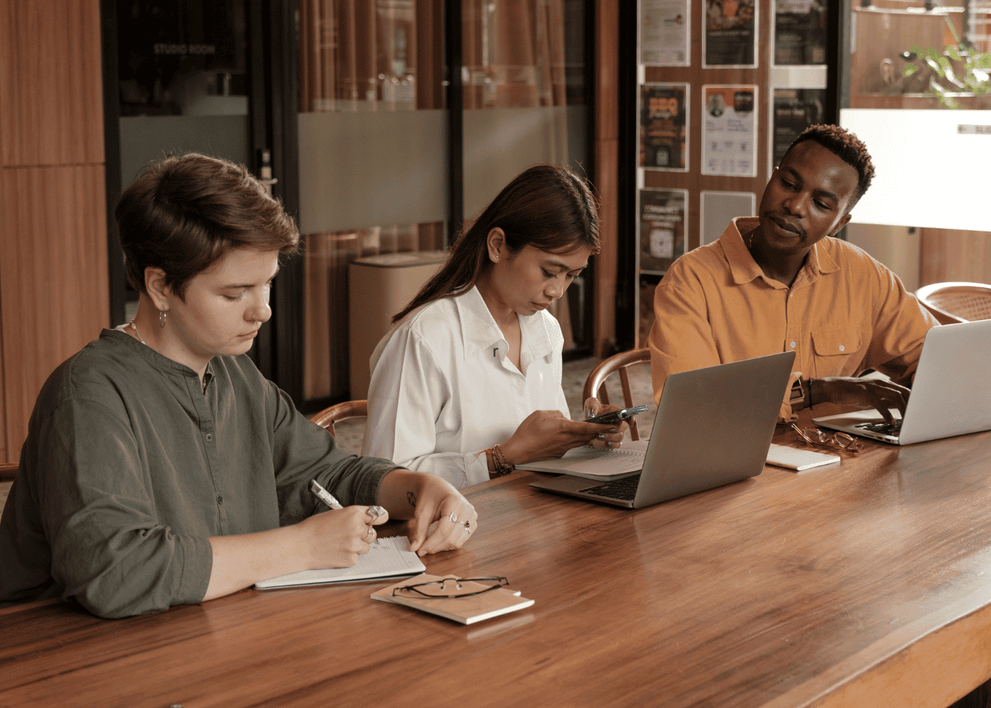 Professionnel analysant des réductions professionnelles pour identifier les offres vraiment intéressantes