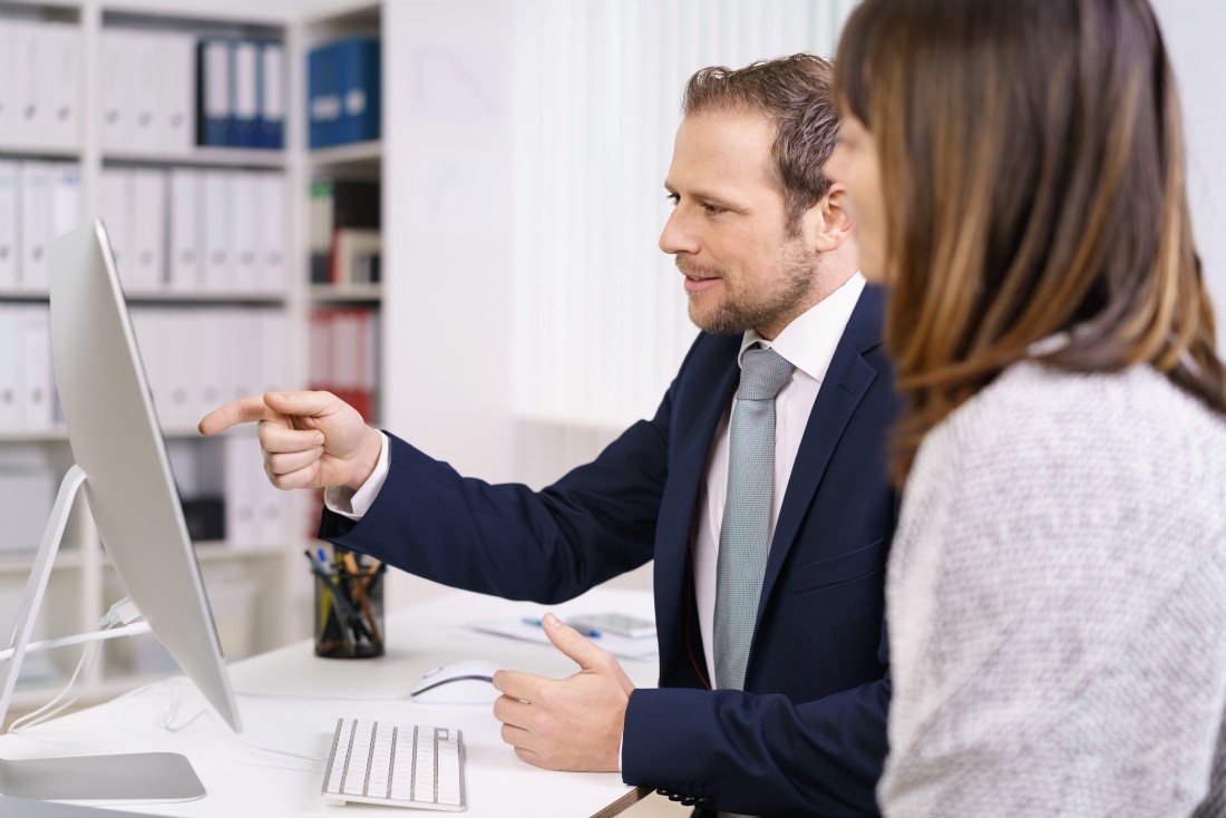 Professionnel analysant des plateformes d’achats pro pour comprendre leurs avantages et limites