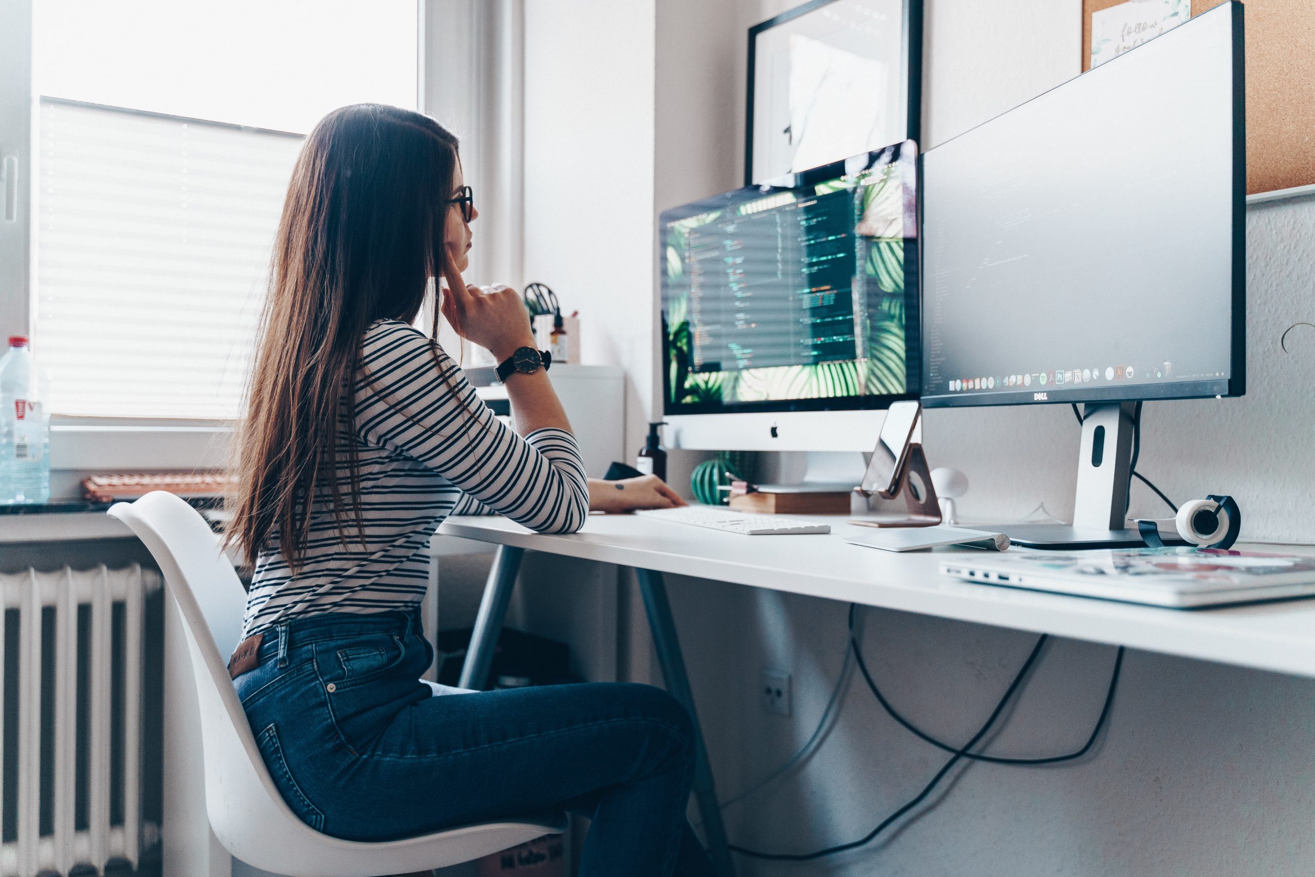 Professionnel comparant grossiste ou distributeur pour choisir la meilleure solution d’achats professionnels
