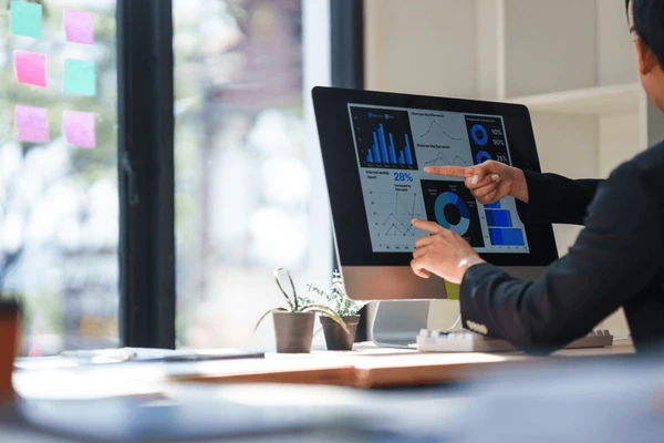 Professionnel identifiant les erreurs à éviter avant de choisir des bons plans pros