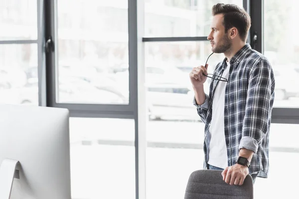 Professionnel cherchant à acheter moins cher sans sacrifier la qualité dans ses achats professionnels