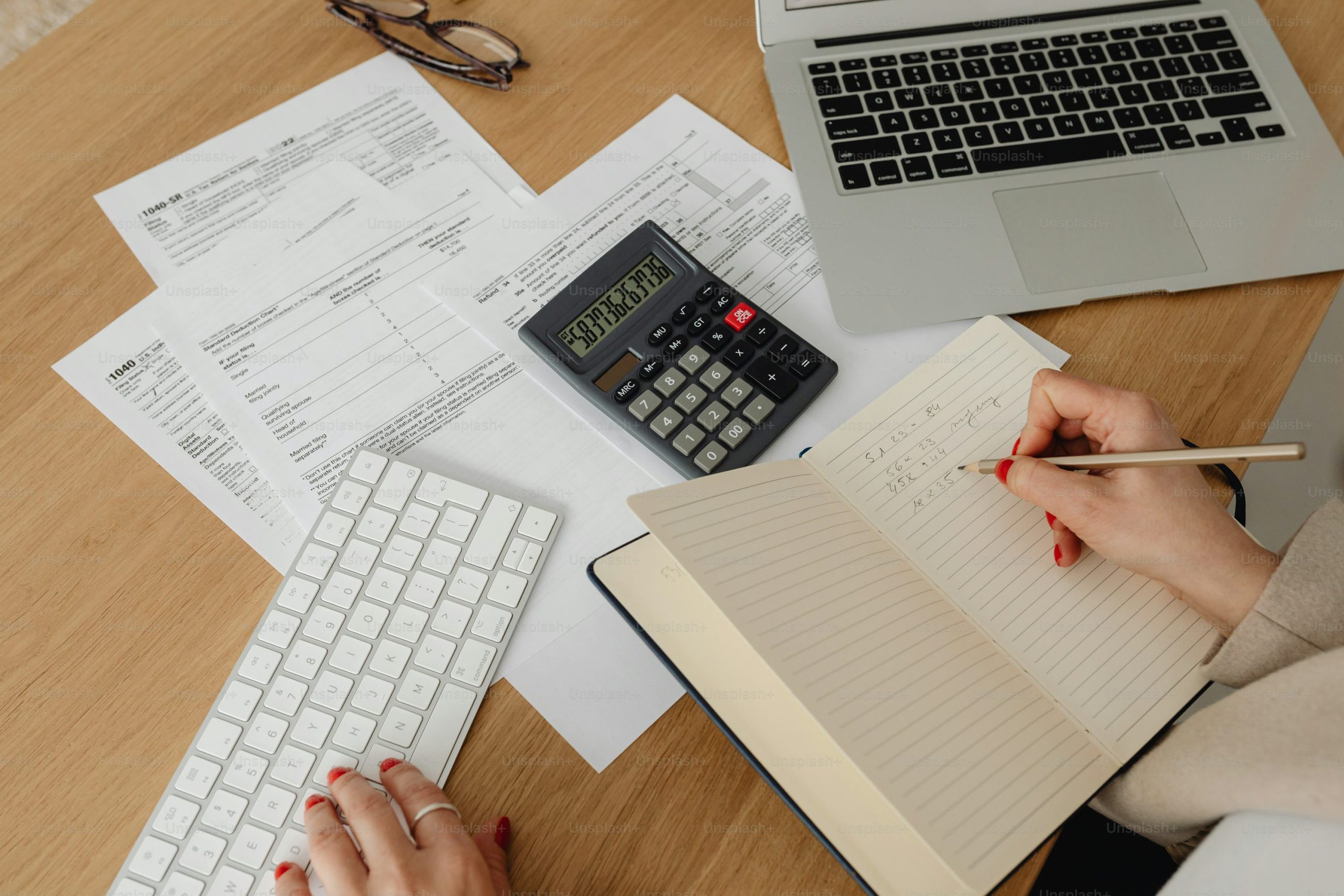Indépendant cherchant à optimiser ses achats quand on est indépendant pour mieux gérer ses dépenses professionnelles