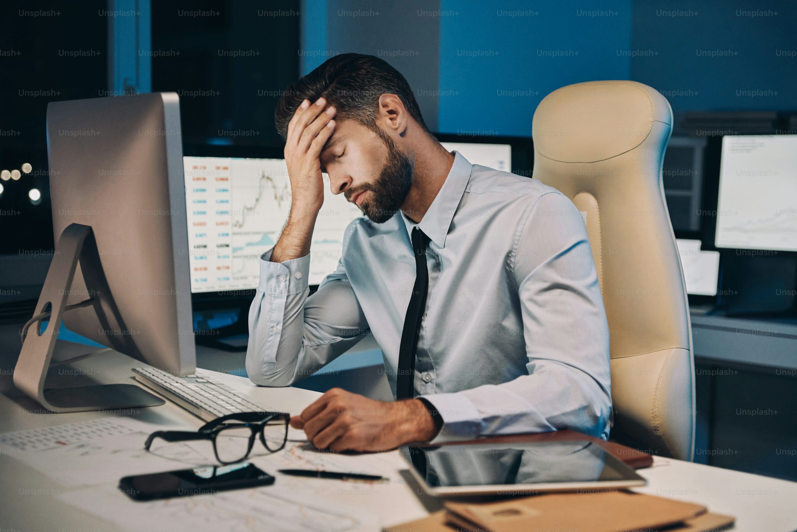 Professionnel analysant les critères pour comparer deux fournisseurs pros avant de prendre une décision d’achat