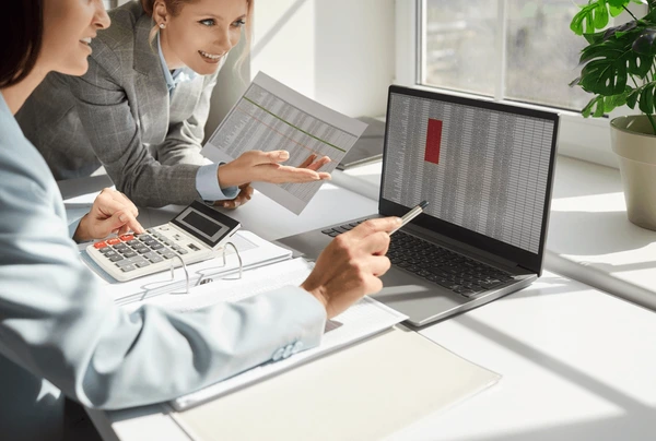 Professionnel cherchant à mieux organiser ses achats professionnels pour structurer ses dépenses
