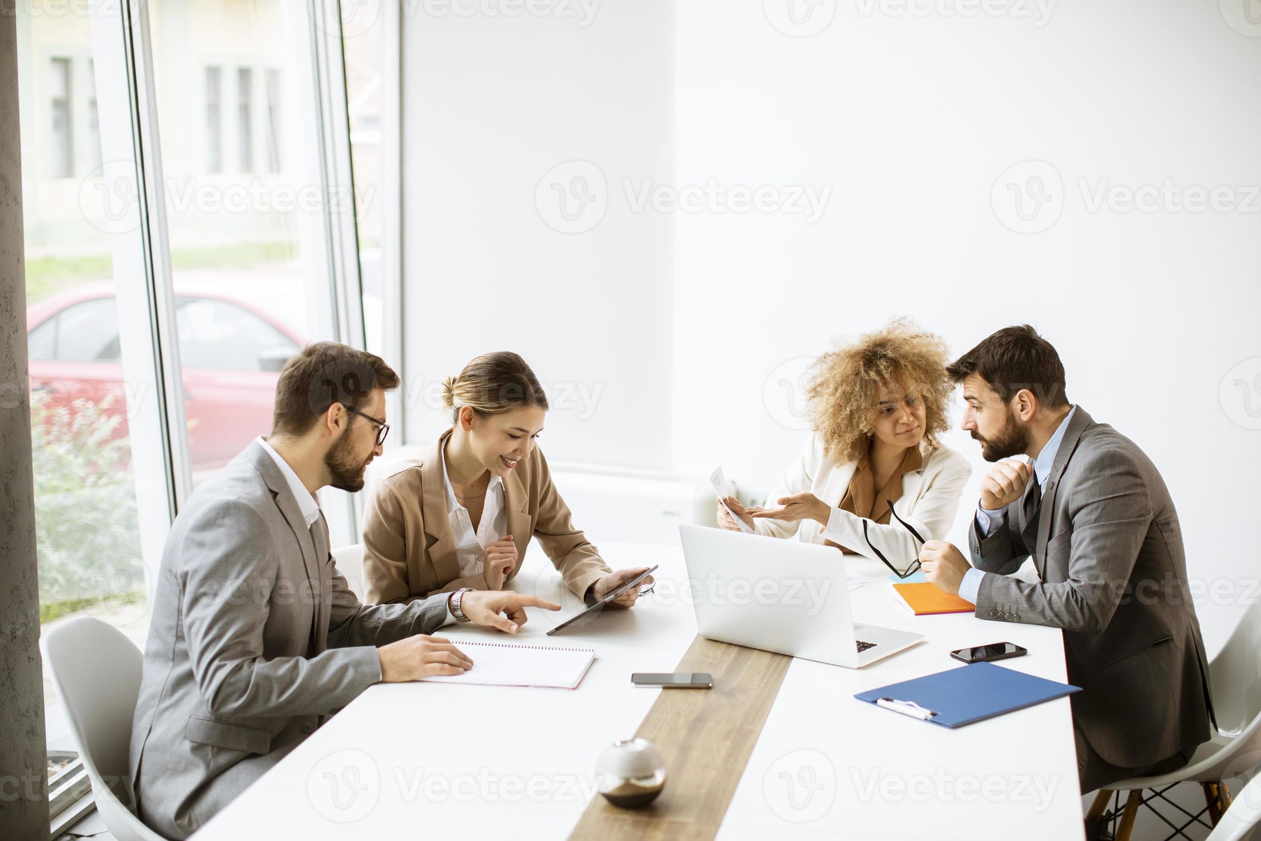 Entrepreneur vigilant évitant les erreurs d’achat les plus fréquentes chez les pros lors d'une analyse de contrats.