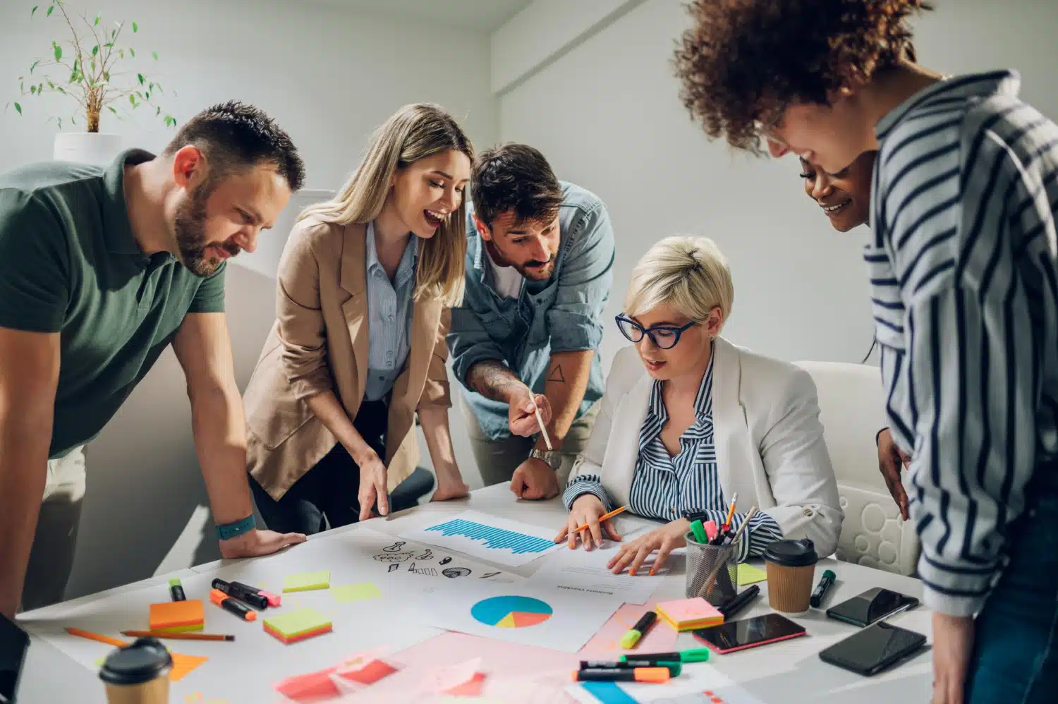Bureau organisé d'un professionnel cherchant comment optimiser ses achats quand on est indépendant.