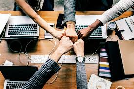 Bureau organisé d'un dirigeant apprenant à mieux organiser ses achats professionnels efficacement.