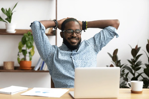 Guide pratique pour freelance : ne perdez plus 3h par mois sur vos factures manuelles grâce aux outils de gestion en ligne.