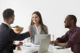 Entrepreneur utilisant son smartphone pour ouvrir un compte pro sans se déplacer : mode d'emploi complet et rapide.